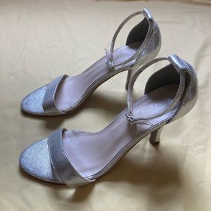 David’s Bridal women’s 5.5 silver heels.